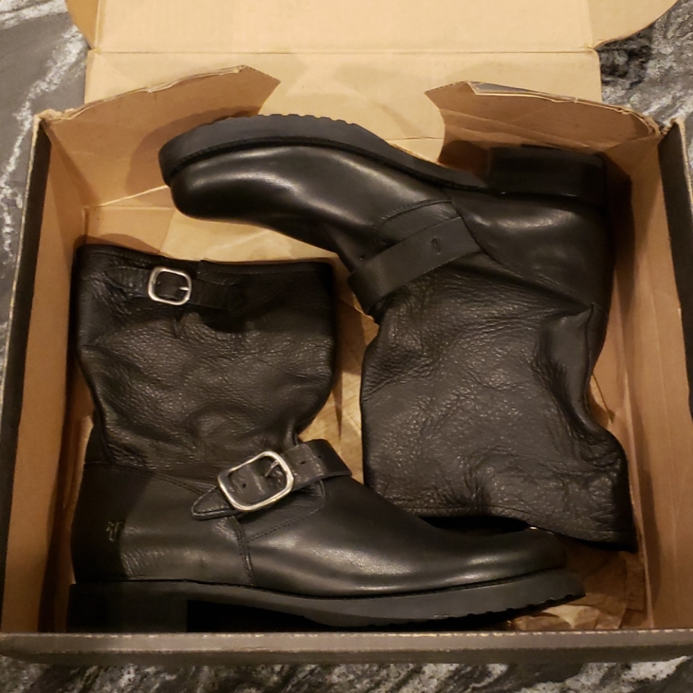 Frye Veronica Sort